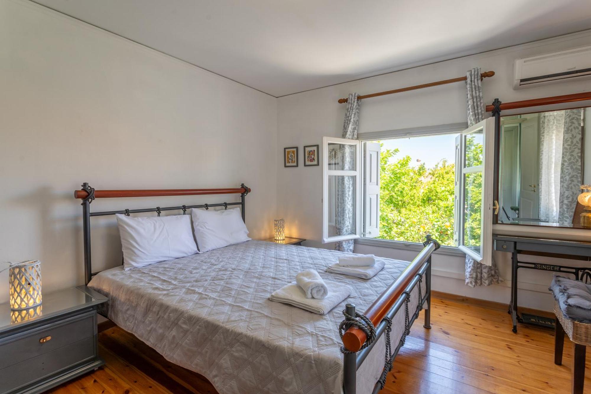 Spacious Home With Yard, Mytilene Lesvos Extérieur photo